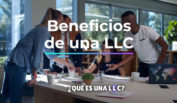 Imagen mostrando un grupo de emprendedores colaborando, con texto sobre los beneficios de una LLC y un fondo de oficina moderna